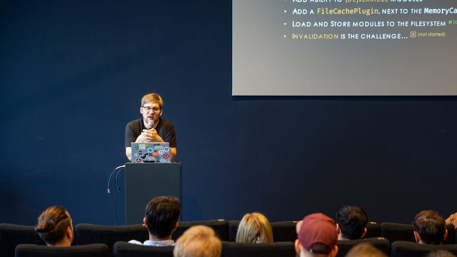 Tobias Koppers presenting in the trivago cinema