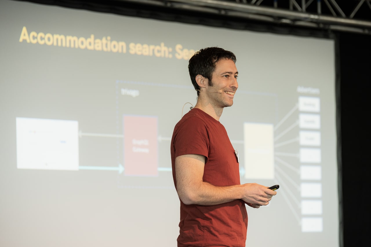 Tom Bartel on stage, explaining how trivago works